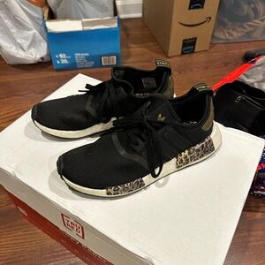 Adidas woman’s Black Sneakers with Leopard Print Sole size 9.5 EUC